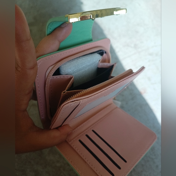 Cute Bi-fold wallet 💚 - Picture 9 of 9